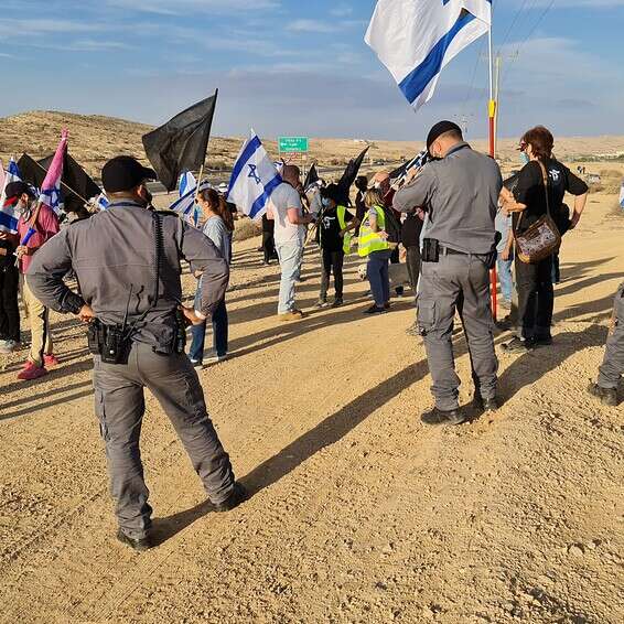 מפגינים מחוץ למדרשת בן גוריון // צילום: דודו גרינשפן